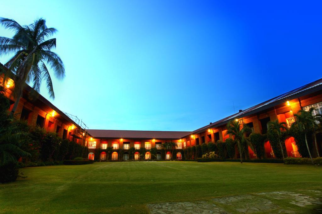 Fort Ilocandia Resort Hotel Laoag Exterior photo