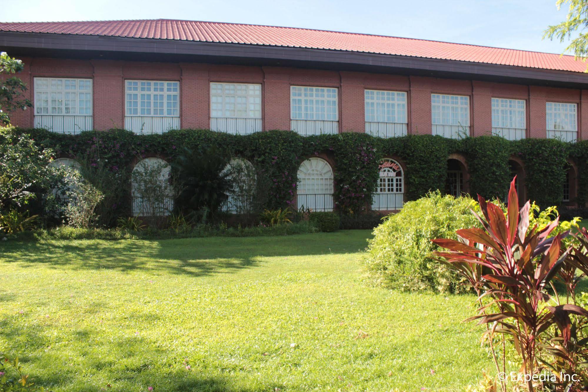 Fort Ilocandia Resort Hotel Laoag Exterior photo